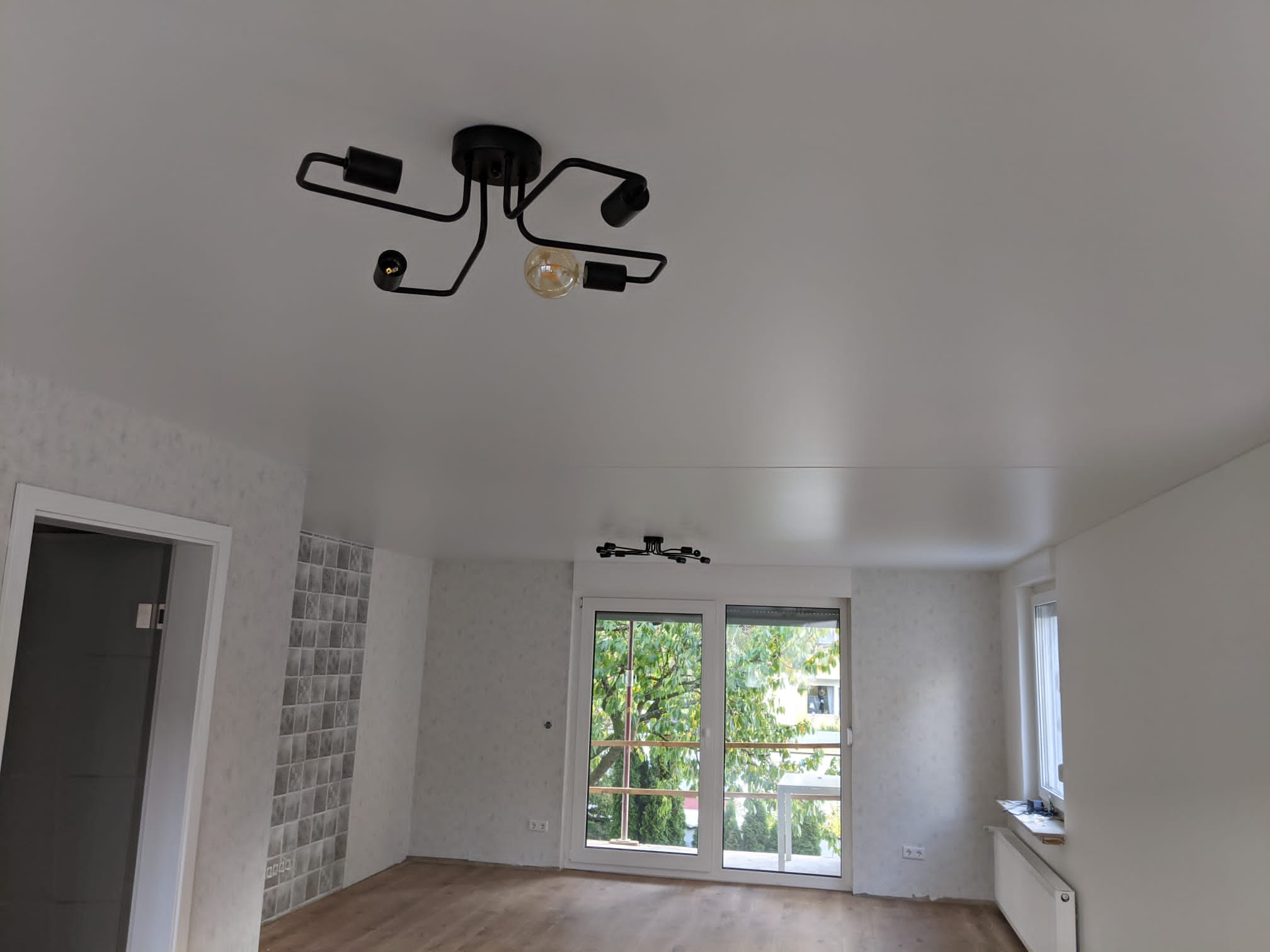 Satin Spanndecken im Esszimmer, mit einer schwarzen Lampen kombiniert. 